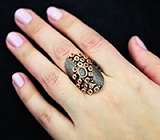 Серебряное кольцо с кристаллическим черным опалом и родолитами
