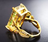 Коктейльное золотое кольцо с крупным пастельным гелиодором 16,6 карата, цаворитами и бриллиантами Золото