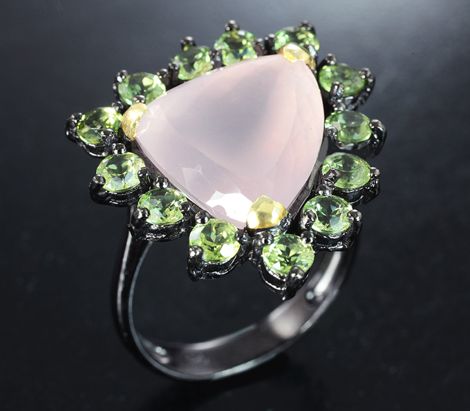 Серебряное кольцо с розовым кварцем 10+ карат и перидотами