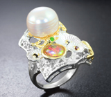 Серебряное кольцо с жемчужиной, кристаллическим эфиопским опалом, диопсидами, родолитами и черными шпинелями Серебро 925