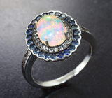 Серебряное кольцо с эфиопским опалом, бесцветными топазами и синими сапфирами брилиантовой огранки Серебро 925