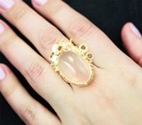 Серебряное кольцо с розовым кварцем, родолитами гранатами, красными турмалинами и васильковым сапфиром