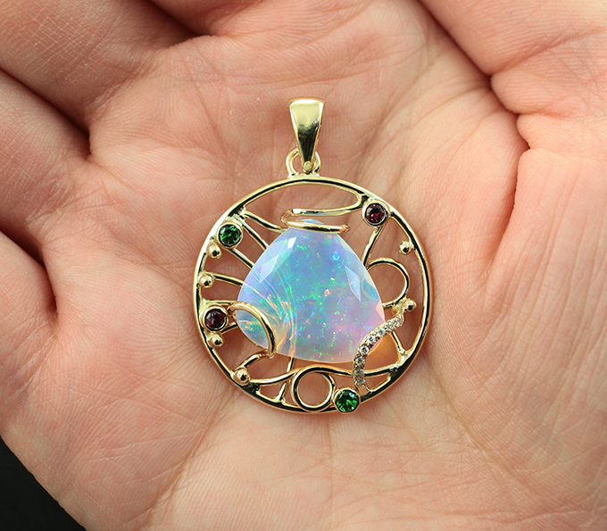 Подвеска опал золото. Подвески из опала в золоте. Золотая подвеска с опалом. Подвеска с опалом и бриллиантами. Кулон золотой с опалом.