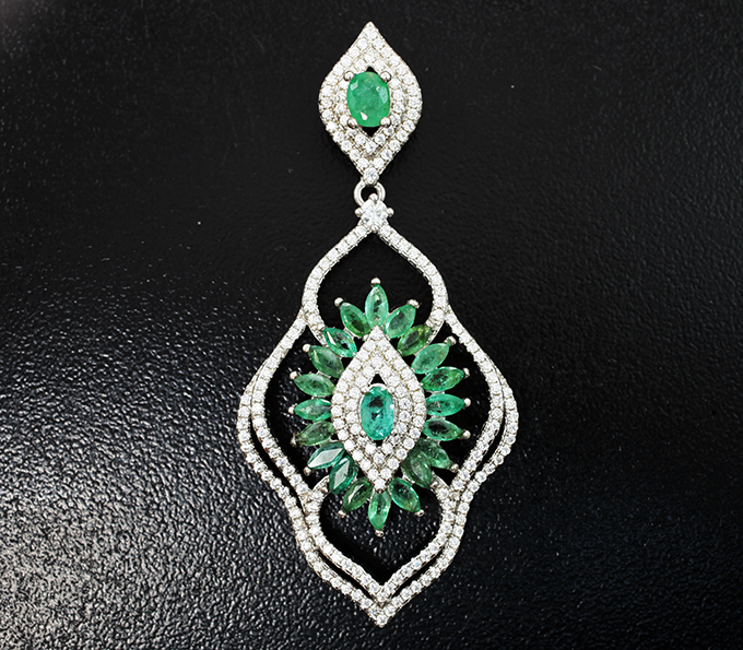 Изысканный серебряный кулон с изумрудами