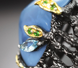 Серебряное кольцо с имитацией синего опала, голубыми топазами и диопсидами Серебро 925
