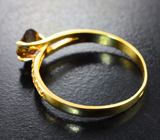 Золотое кольцо с контрастным андалузитом 0,85 карата и бесцветными топазами