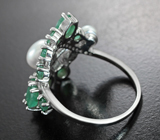 Эффектное серебряное кольцо с жемчугом и изумрудами