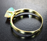 Золотое кольцо с ограненным эфиопским опалом 0,84 карата и цаворитами Золото