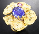 Крупное коктейльное золотое кольцо с роскошного цвета сверкающим танзанитом 6,09 карата, фиолетовым сапфиром и бриллиантами Золото