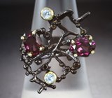 Серебряное кольцо с родолитами и голубыми топазами