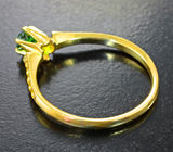 Кольцо с уральским демантоидом 0,33 карата и золотистыми сапфирами Золото