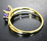 Золотое кольцо с фиолетовым сапфиром без облагораживания 0,72 карата Золото