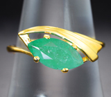 Золотое кольцо с «неоновым» уральским изумрудом редкой огранки 1,12 карата