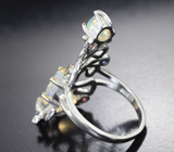 Ажурное серебряное кольцо с ограненными эфиопскими опалами и разноцветными сапфирами Серебро 925