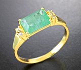Золотое кольцо с уральским изумрудом 1,66 карата и бесцветными цирконами Золото