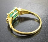 Золотое кольцо с уральским изумрудом 1,66 карата и бесцветными цирконами Золото