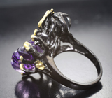 Серебряное кольцо с резным аметистом и голубыми топазами