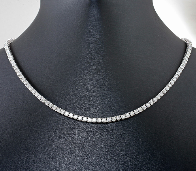 Серебряное колье с бесцветными муассанитами высокой чистоты 11 карат