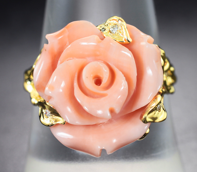 Золотое кольцо с резным solid кораллом 10,74 карата и бриллиантами ...