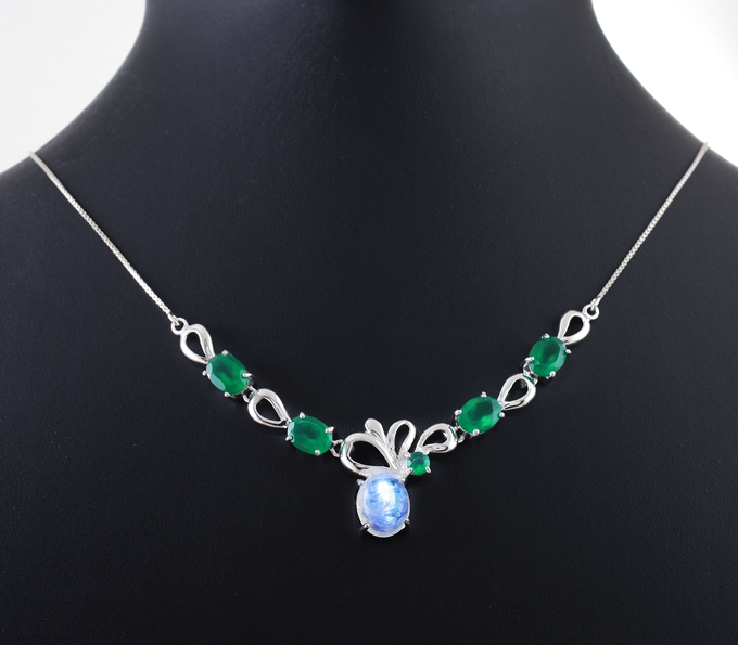 Изысканное серебряное колье с лунным камнем и хризопразом