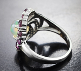 Эффектное серебряное кольцо с кристаллическим эфиопским опалом и родолитами Серебро 925