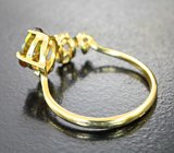 Золотое кольцо с контрастным полихромным андалузитом 0,89 карата и лейкосапфирами Золото