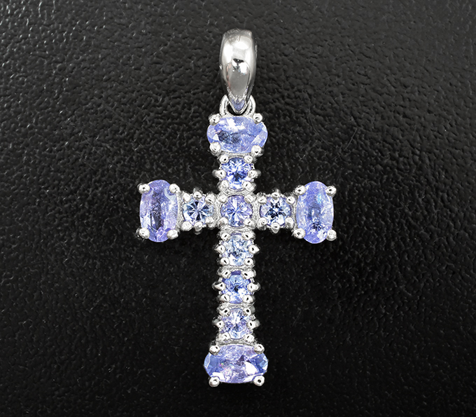 Замечательный серебряный кулон-крест с танзанитами