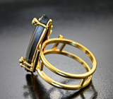 Золотое кольцо с аммолитом аммонита на долерите 6,04 карата, цаворитами и сапфирами