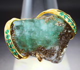 Золотое кольцо с кристаллом уральского изумруда в породе 30,02 карата и ограненными изумрудами Золото