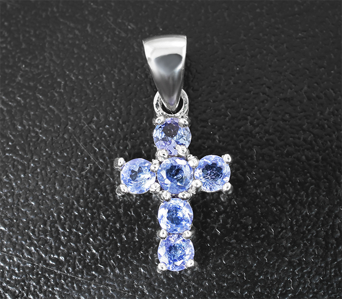 Симпатичный серебряный кулон с танзанитами