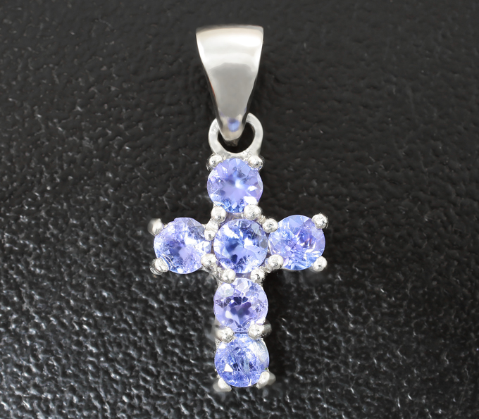 Симпатичный серебряный кулон с танзанитами