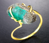 Золотое кольцо с контрастным кристаллом изумруда в породе 9,12 карата
