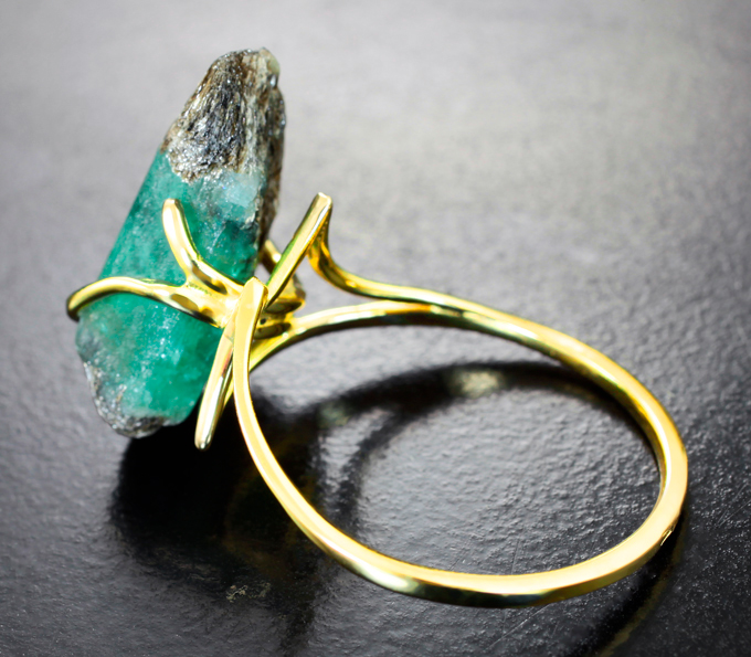 Золотое кольцо с контрастным кристаллом изумруда в породе 9,12 карата ...