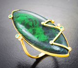 Золотое кольцо с крупным изумрудно-зеленым мау-сит-ситом 36,67 карата, уральскими изумрудами и бесцветными цирконами