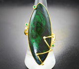 Золотое кольцо с крупным изумрудно-зеленым мау-сит-ситом 36,67 карата, уральскими изумрудами и бесцветными цирконами Золото
