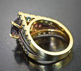 Кольцо с крупным зултанитом 5,21 карата, гранатами со сменой цвета и малиновыми сапфирами Золото