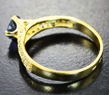 Золотое кольцо с чистейшим ярким танзанитом 0,78 карата и бесцветными цирконами Золото