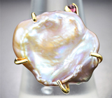 Золотое кольцо с кремово-розовой жемчужиной барокко 14,81 карата и шпинелью Золото