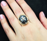 Золотое кольцо c на редкость крупным звездчатым 28,15 карата и васильковыми сапфирами