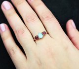 Оригинальное серебряное кольцо с кристаллическим эфиопским опалом и рубинами