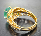 Золотое кольцо с «неоновым» уральским изумрудом высокой чистоты 2,27 карата насыщенными изумрудами и бриллиантами Золото