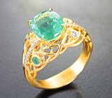 Золотое кольцо с «неоновым» уральским изумрудом высокой чистоты 2,27 карата насыщенными изумрудами и бриллиантами