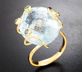 Золотое кольцо с крупным небесно-голубым аквамарином 21,9 карата и уральскими изумрудами Золото