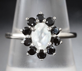 Чудесное серебряное кольцо с ограненным лунным камнем и черными шпинелями Серебро 925