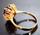 Золотое кольцо c крупной красной шпинелью и разноцветными «неоновыми» шпинелями бриллиантовой огранки 4,23 карата Золото