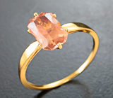 Золотое кольцо с орегонским солнечным камнем эффектной огранки 1,55 карата