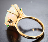 Золотое кольцо с крупным ограненным эфиопским опалом 6,22 карата, цаворитами, желтыми сапфирами и бриллиантами