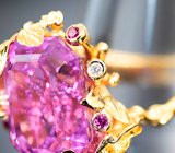 Золотое кольцо с крупным невероятно-ярким кунцитом 14,11 карата, рубинами и бриллиантами