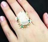 Крупное золотое кольцо с красивейшим пастельно-розовым резным solid кораллом 47,18 карата, уральскими изумрудами и бриллиантами Золото