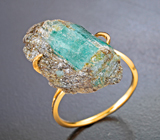 Золотое кольцо с крупным кристаллом уральского изумруда в породе 19,1 карата